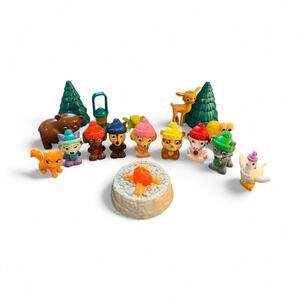 Paw Patrol Pups and Friends Winter Snow Figures - 17 Items